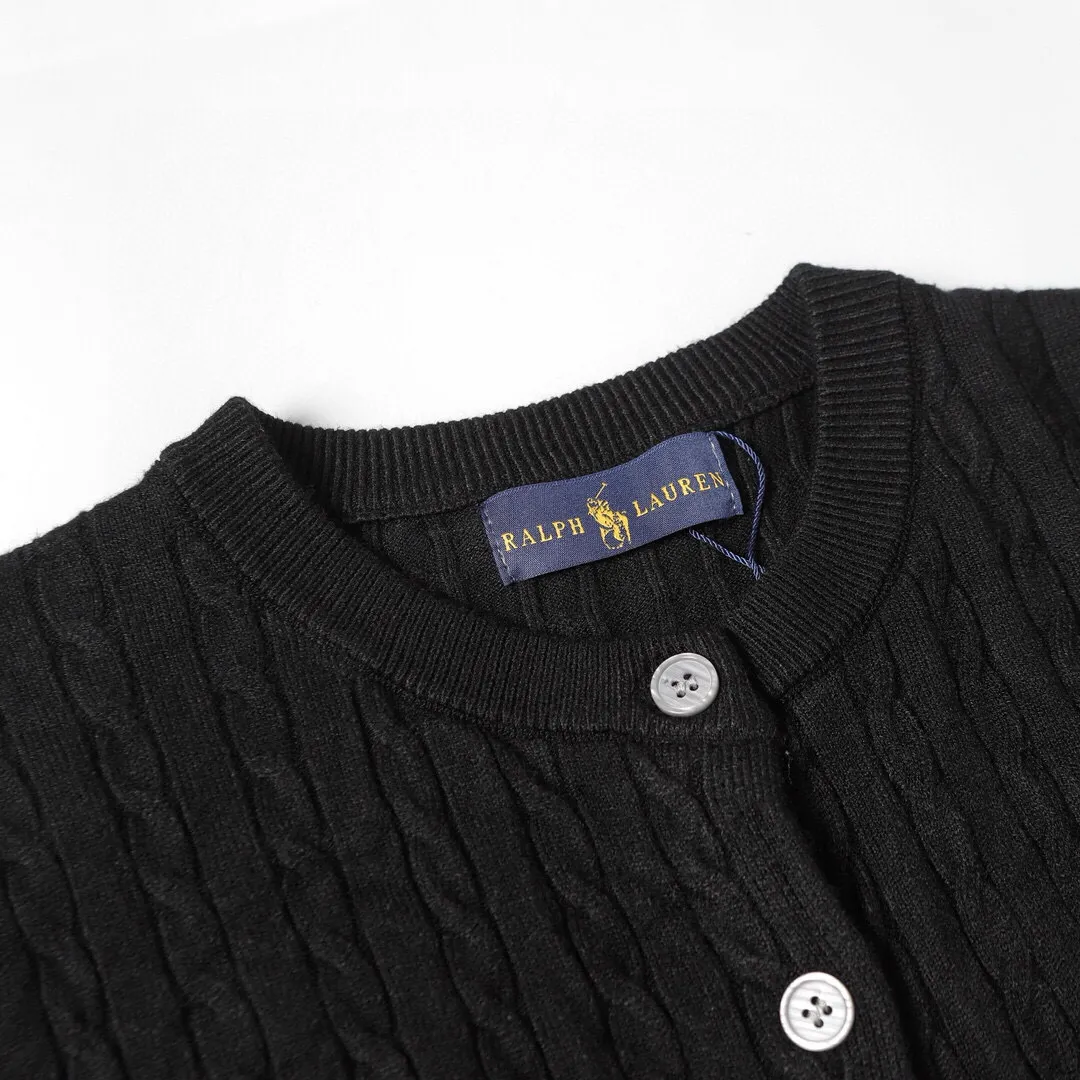 P166 Style No.: 602 -Ralph Lauren RL cardigan with classic war horse logo embroidery on the chest, long-sleeved sweater sweater jacket -The item is made of custom-dyed and custom-spun yarn, purchased from the original version. A full set of customized accessories. Details determine success or failure. Heavy new autumn and winter style. The weight of the item is as high as 800 grams. It is soft and delicate and does not tie the body. The upper body effect is very nice. Loose fit. Women's style. -Color: black, off-white, milk tea, light gray, dark gray. Navy blue red khaki red - Size: S / M / L S size 80-100 catties M size 100-120 catties Large size 120-135 catties